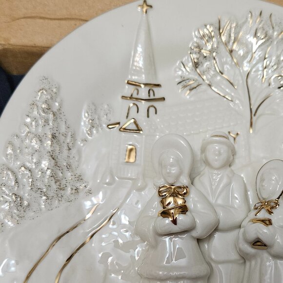 Mikasa Fine Porcelain FK001-202 Holiday Elegance Carolers Wall Plaque 6.5” - Picture 6 of 15